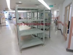 26)帶輪貨架